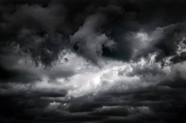 Fırtına ve Yağmurdan Önce Dramatik Kara Bulutlar