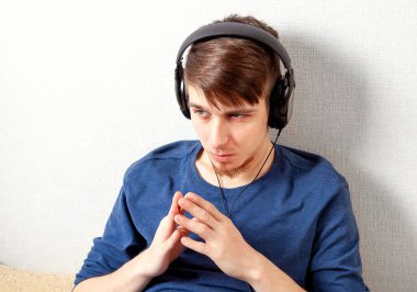 Kulaklıklı Ciddi Genç Adam Duvardaki Müziği Dinle