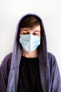 Odanın Duvarında Grip Maskeli Üzgün Genç Adam