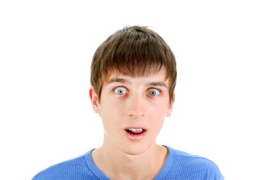 Beyaz arka planda mahsur kalan genç adam şaşırdı.