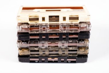 Beyaz Arkaplanda Eski Ses Kasetleri Yığını