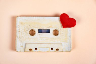 Kağıt Arkaplanda Kırmızı Kalpli Eski Ses Kaseti