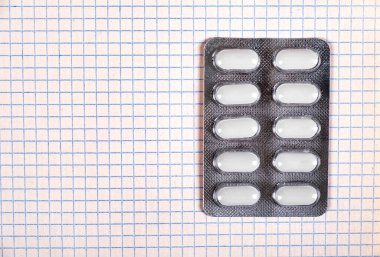 Meydan kağıdına haplar paketlenmiş. Yakın plan.