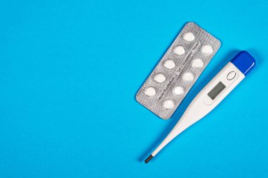Mavi Kağıt Arkaplanda Termometresi olan haplar