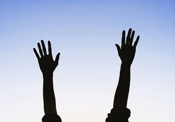 Hands Blue Evening Sky Hintergrund Nahaufnahme — Stockfoto