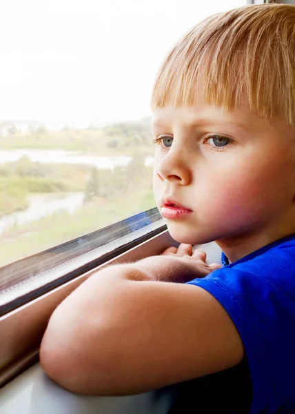 Kid Train Pela Janela Retrato Close — Fotografia de Stock