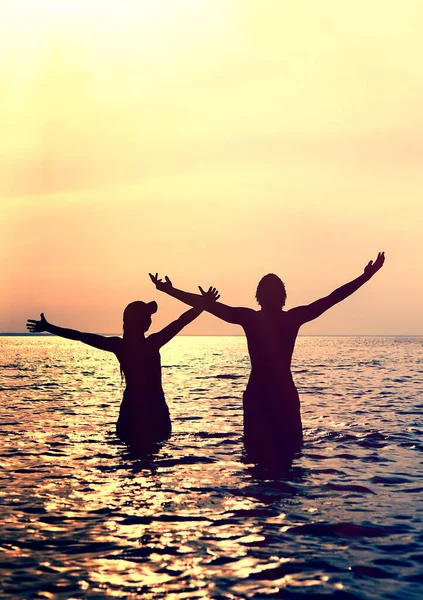 Gelukkig Paar Silhouet Met Handen Omhoog Het Water — Stockfoto