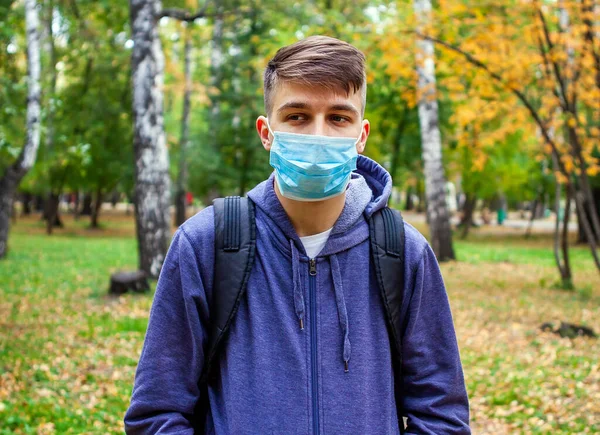 Νεαρός Μάσκα Γρίπης Στο Φθινοπωρινό Πάρκο — Φωτογραφία Αρχείου