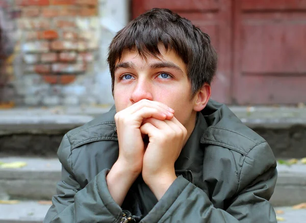 Ritratto Triste Adolescente Sullo Sfondo Della Vecchia Casa — Foto Stock