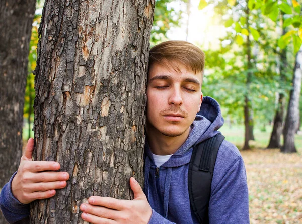 Joven Cierra Los Ojos Abraza Tronco Del Árbol Bosque — Foto de Stock