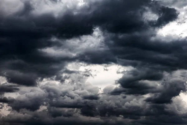 Dramatyczne Ciemne Chmury Przed Burzą Deszczem — Zdjęcie stockowe