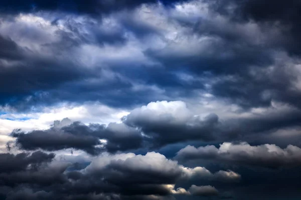 雷雨前的戏剧性乌云 — 图库照片