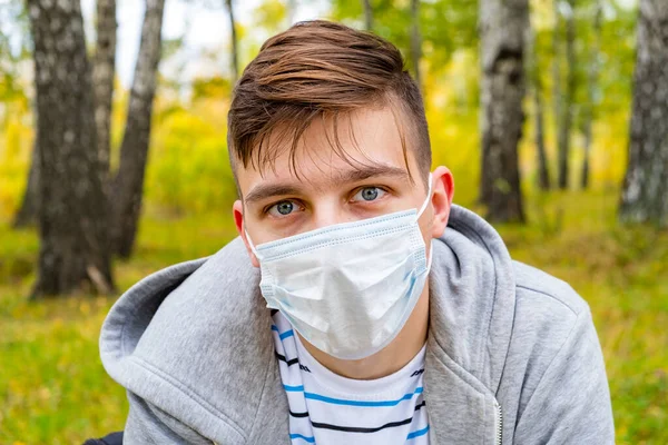 Jovem Mascarado Gripe Parque Outono — Fotografia de Stock