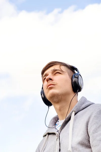 Young Man Headphones Écouter Musique Sur Ciel Arrière Plan — Photo