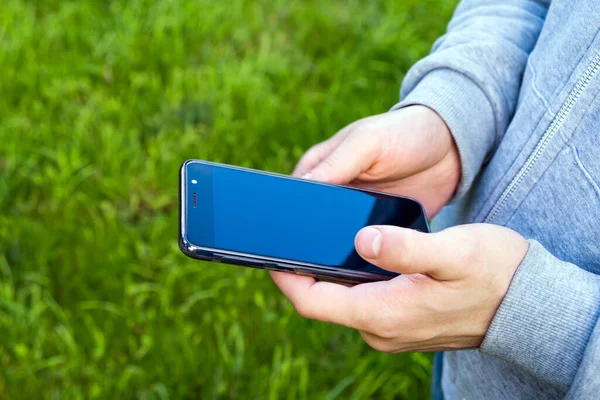 Людина Тримає Мобільний Телефон Фоні Трави Відкритий — стокове фото