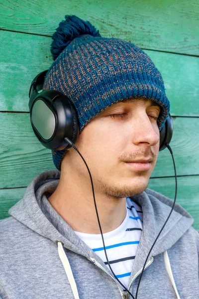 Unge Man Hörlurar Lyssnar Musiken Vid Muren — Stockfoto