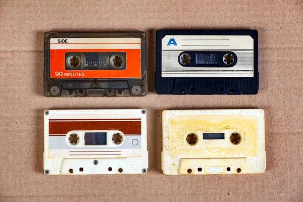 Quattro Vecchie Cassette Audio Sullo Sfondo Del Cartone Primo Piano — Foto Stock