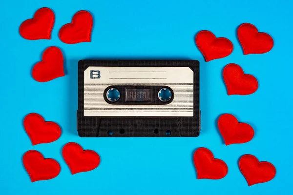 Cassetes Áudio Antigas Com Corações Vermelhos Fundo Papel Azul Close — Fotografia de Stock