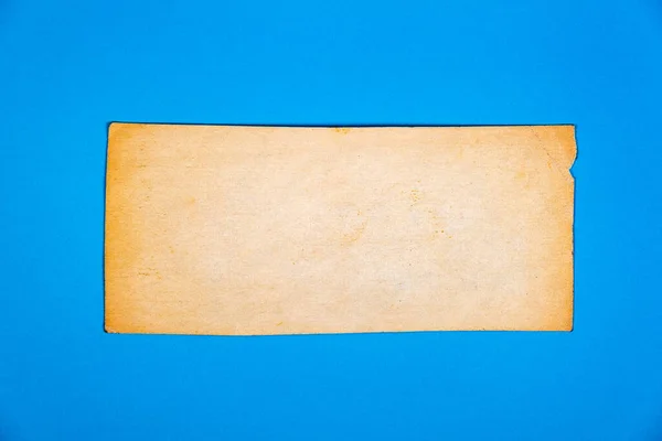 Παλιό Κενό Χαρτί Στο Φόντο Μπλε Χρώματος — Φωτογραφία Αρχείου