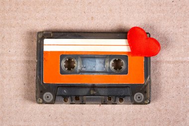 Karton Arkaplanda Kırmızı Kalple Eski Ses Kaseti
