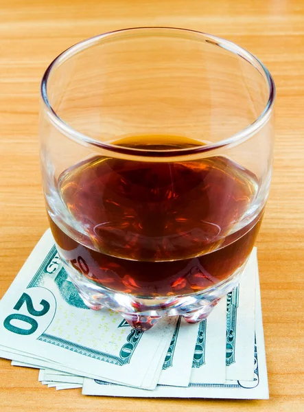 Dollari Americani Sotto Bicchiere Del Whisky Tavola Primo Piano — Foto Stock