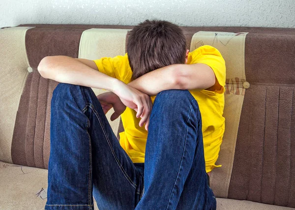 Trauriger Junger Mann Auf Der Couch Zimmer — Stockfoto