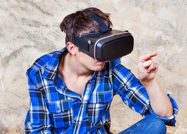 Hombre Gafas Realidad Virtual Por Vieja Pared — Foto de Stock