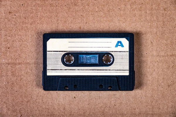 Alte Audiokassette Auf Dem Papphintergrund Nahaufnahme — Stockfoto