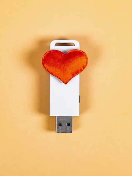 Usb Flash Drive Heart Shape Paper Background Closeup — Stock Photo, Image