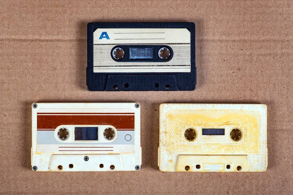 Drei Alte Audiokassetten Auf Dem Papphintergrund Nahaufnahme — Stockfoto