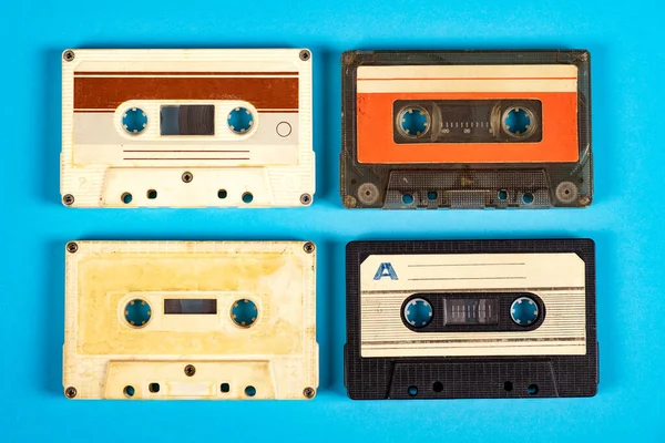 Cuatro Casetes Audio Antiguos Primer Plano Fondo Del Libro Azul —  Fotos de Stock