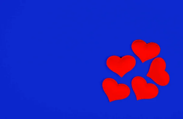 Červená Srdce Pozadí Modrého Prázdného Papíru Detailní Záběr — Stock fotografie