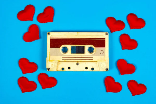 Cassete Áudio Antigo Com Corações Vermelhos Fundo Papel Azul Close — Fotografia de Stock