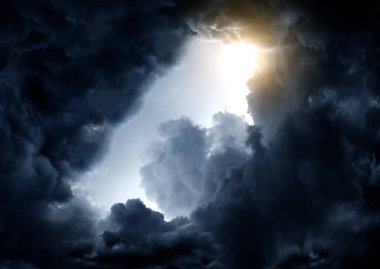 Karanlık ve Dramatik Fırtına Bulutlarında Işık