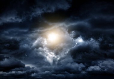 Karanlık ve Dramatik Fırtına Bulutlarında Işık
