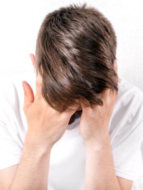 Beyaz Duvar 'ın yanındaki üzgün genç adam, yakın plan.