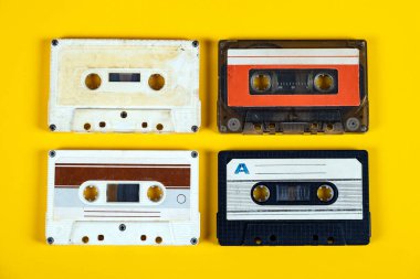 Sarı Kağıt Arkaplanda Dört Eski Ses Kaseti