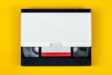 Sarı Kağıt Arkaplanda Kutulu Retro Video Kaset