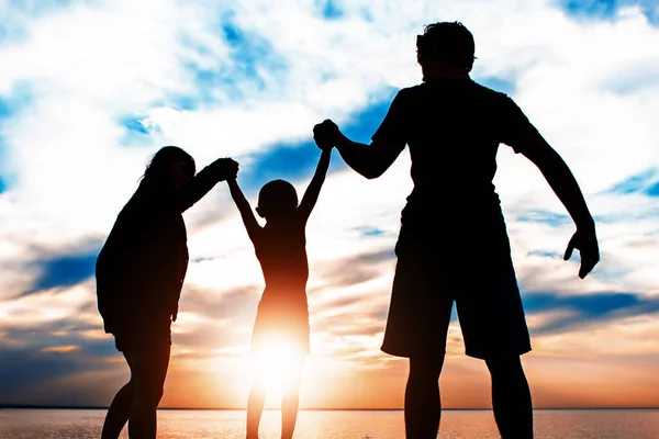 Glückliche Familiensilhouette Auf Dem Himmelshintergrund — Stockfoto