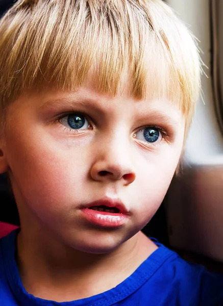 Triste Kid Portrait Pela Janela Closeup — Fotografia de Stock