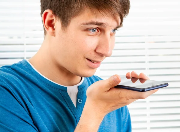 Junger Mann Mit Handy Auf Dem Jalousie Hintergrund Einem Raum — Stockfoto