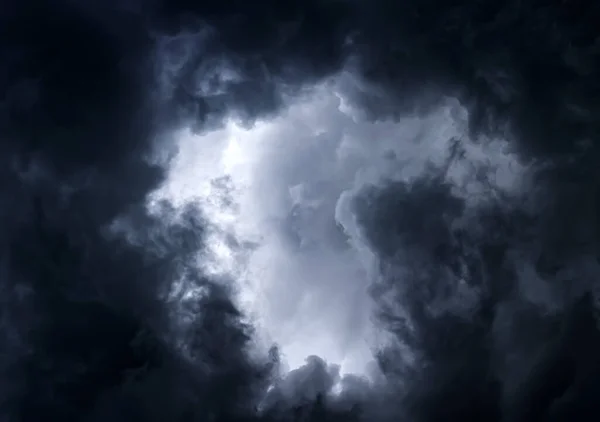 雷雨と雨の前に劇的な暗い雲 — ストック写真