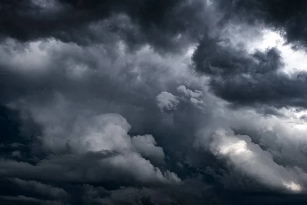 雷雨と雨の前に劇的な暗い雲 — ストック写真