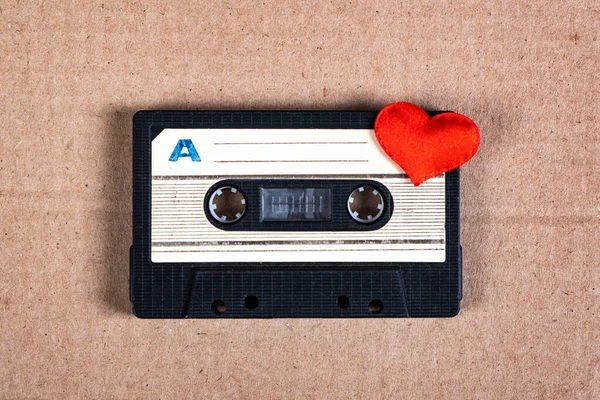 Cassete Áudio Antigo Com Coração Vermelho Fundo Cartão Close — Fotografia de Stock