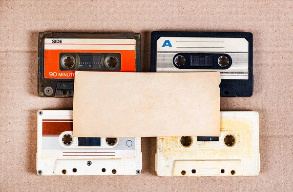 Quattro Vecchie Cassette Audio Carta Vuota Sullo Sfondo Del Cartone — Foto Stock