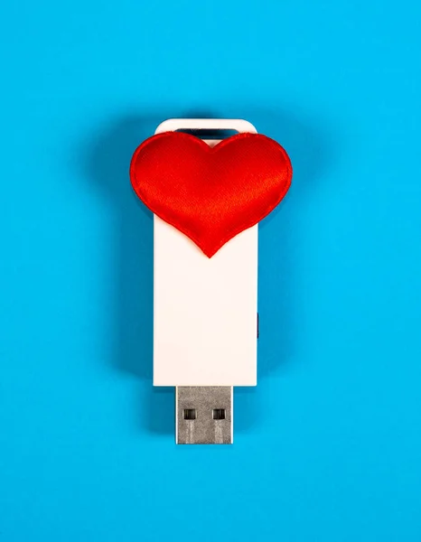 Usb Flash Drive Σχήμα Καρδιάς Για Φόντο Χαρτί Closeup — Φωτογραφία Αρχείου