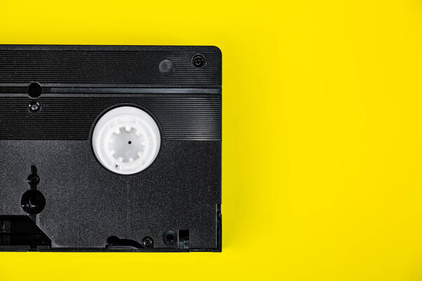 Кассета Retro Video на фоне жёлтой бумаги