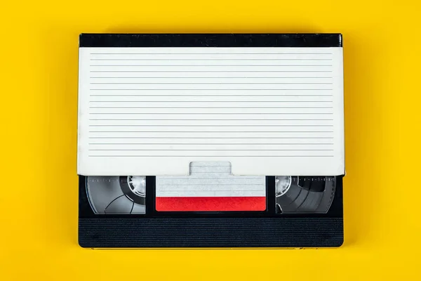 Retro Videoband Kassett Med Låda Gul Papper Bakgrund — Stockfoto
