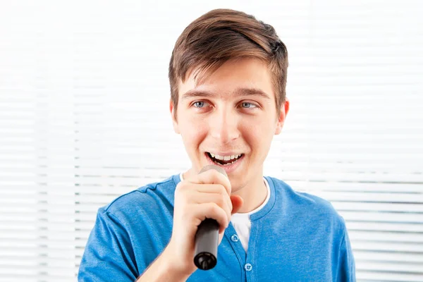 Guy Microphone Sing Song Jalousie Background — Stock Photo, Image