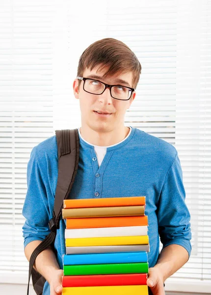 Gelangweilte Studentin Hält Buch Über Den Jalousie Hintergrund — Stockfoto